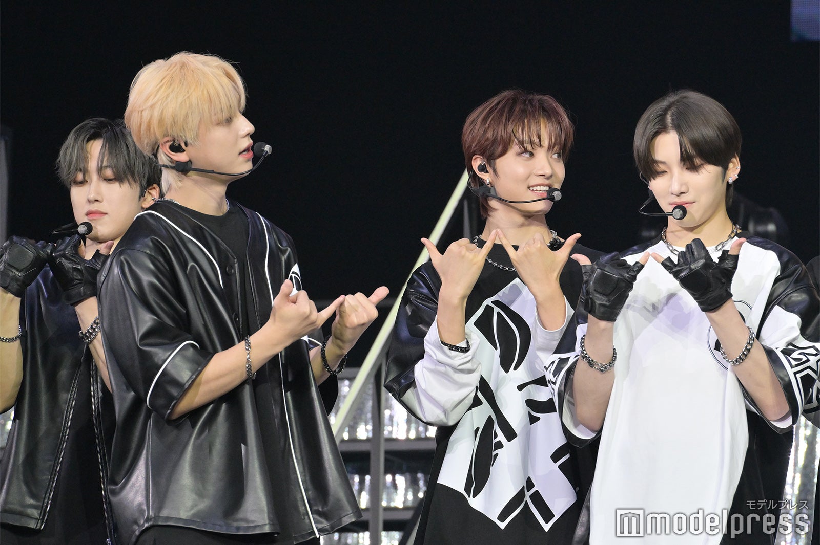 WATWINGの挨拶ポーズを練習するFUMA、TAKI、EJ、YUMA「BEAT AX」&TEAM（C）モデルプレス