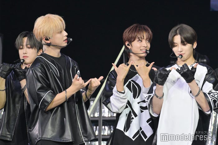 WATWINGの挨拶ポーズを練習するFUMA、TAKI、EJ、YUMA「BEAT AX」&TEAM(C)モデルプレス