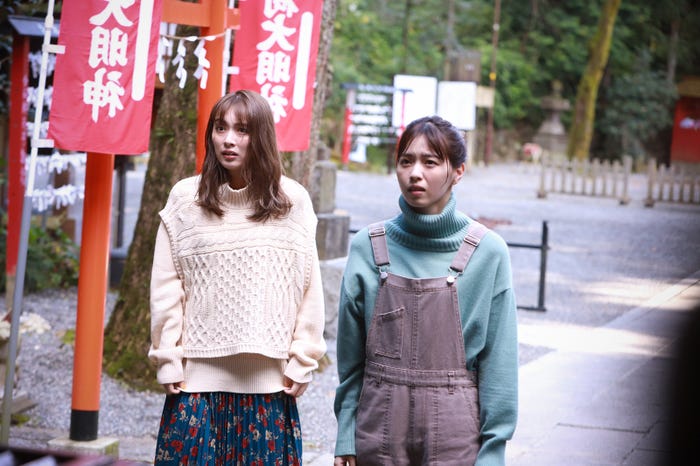 内田理央、西野七瀬/「言霊荘」第9話より(C)テレビ朝日