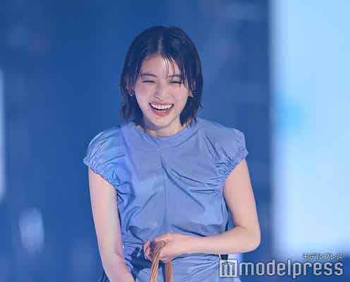 出口夏希、背中ざっくりミニワンピで抜群スタイル【GirlsAward 2025SS】