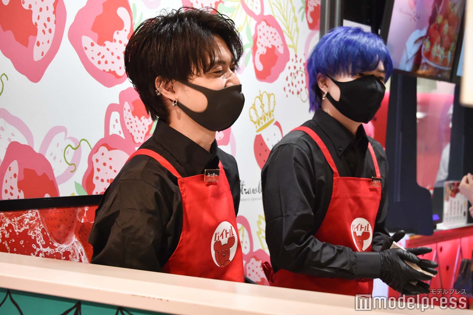 接客するみっき～、ロケマサ （C）モデルプレス