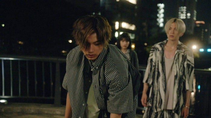 (左から)板垣瑞生、出口夏希、八木勇征(C)日本テレビ