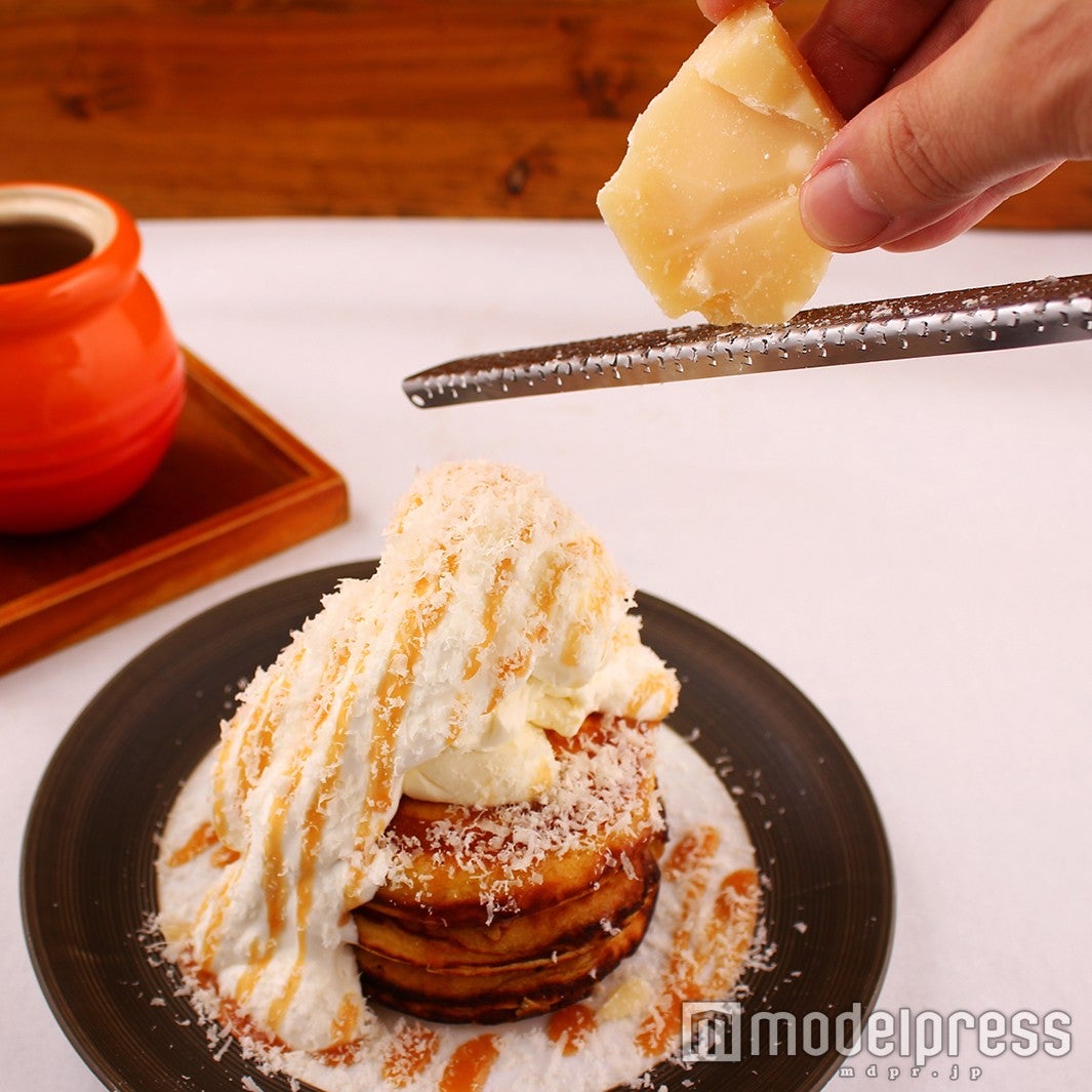 チーズをたっぷり振りかける／画像提供：the life map