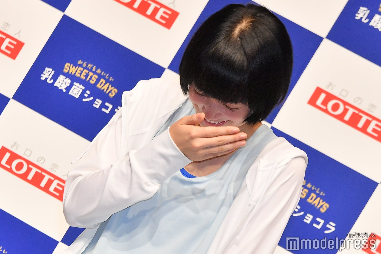 リズムが上手くとれず、照れる小松菜奈 （C）モデルプレス