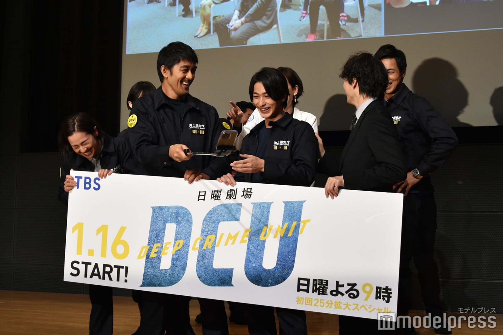 阿部寛が持って自撮りをするキャスト陣 （C）モデルプレス