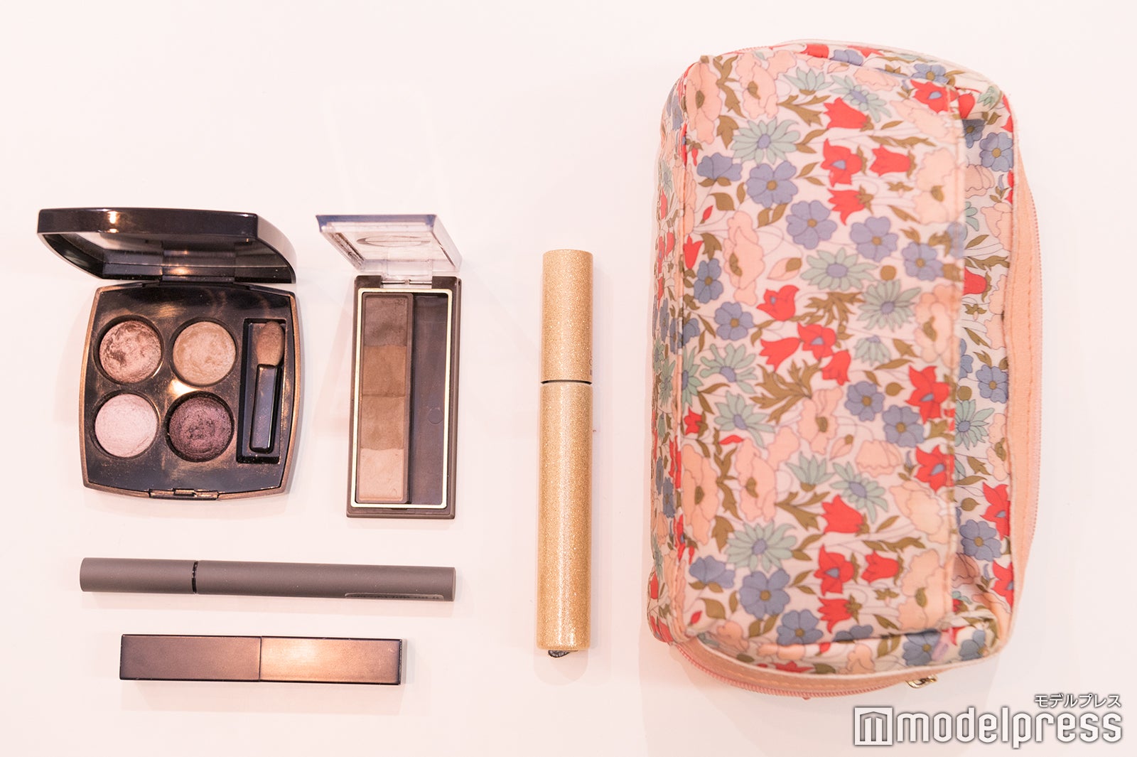 生野陽子アナウンサーのポーチの中身は？（C）モデルプレス