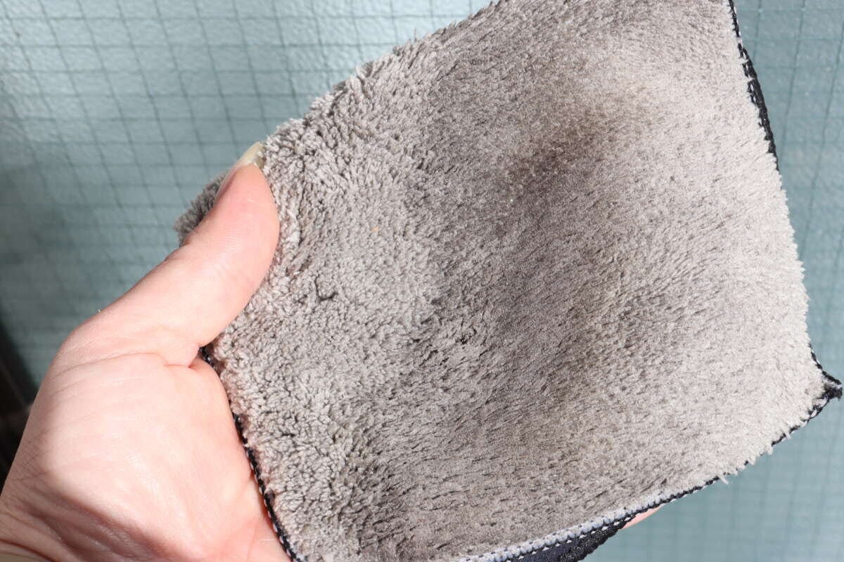 窓掃除に使ったグレーのクロスに汚れがしっかりと付着している状態 窓掃除に使ったグレーのクロスに汚れがしっかりと付着している状態