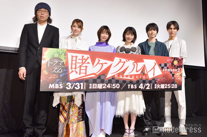 (左から)英勉監督、松村沙友理、森川葵、浜辺美波、高杉真宙、中川大志(C)モデルプレス