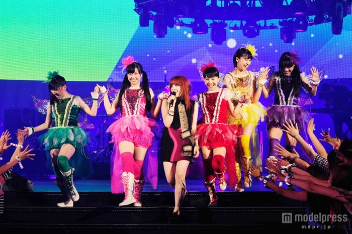 ももクロ カーリー レイ ジェプセンと初共演 決めポーズも モデルプレス