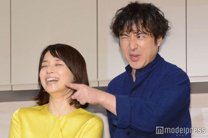 カメラマンからの要望に慌てる石田ゆり子、ムロツヨシ (C)モデルプレス