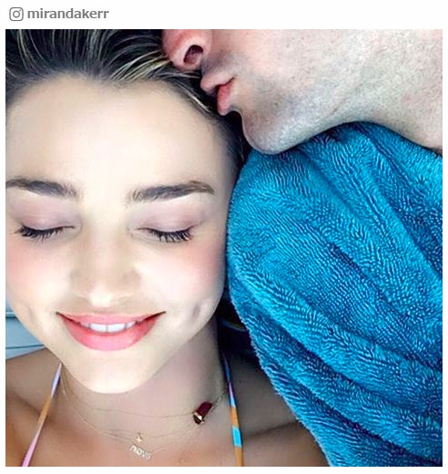 ミランダ・カー、婚約者からキス！ラブラブ2ショットに世界中から反響殺到