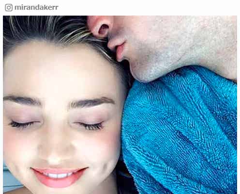 ミランダ・カー、婚約者からキス!ラブラブ2ショットに世界中から反響殺到