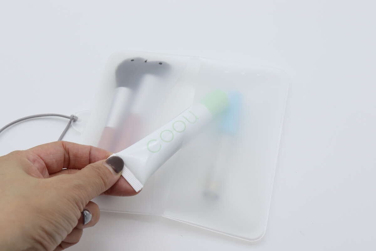 ダイソーのくるっとまとまるフラットポーチ（fun