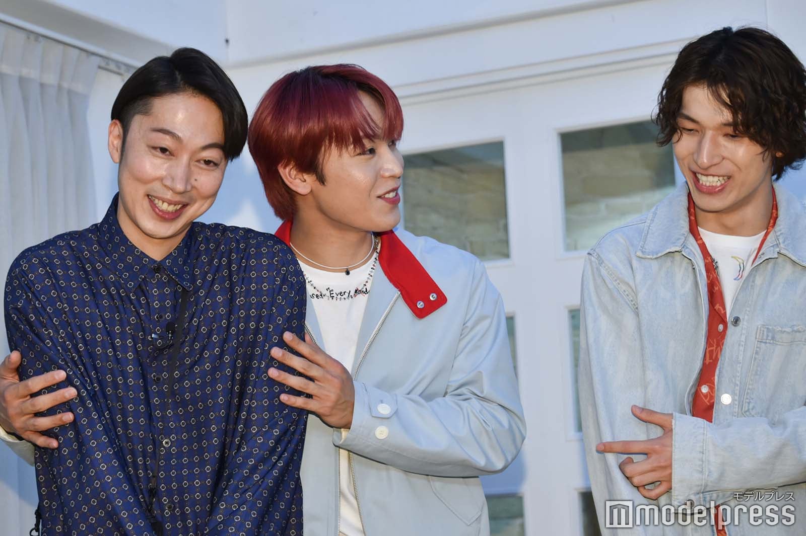 小学生記者になりきる金田哲とあやす與那城奨 （C）モデルプレス