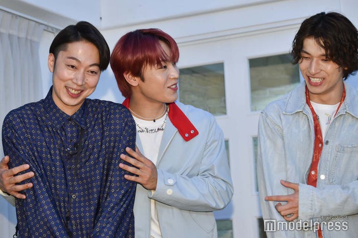 小学生記者になりきる金田哲とあやす與那城奨 (C)モデルプレス