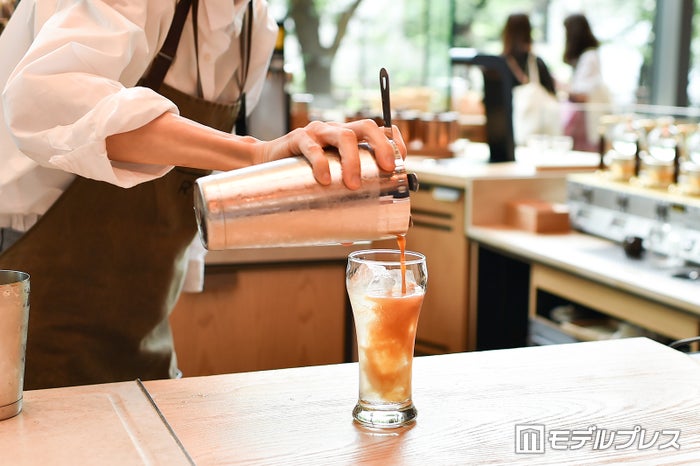 「スターバックス リザーブ ロースタリー 東京」新商品エスプレッソ LOVES コーラを作る様子（C）ビューティーガール