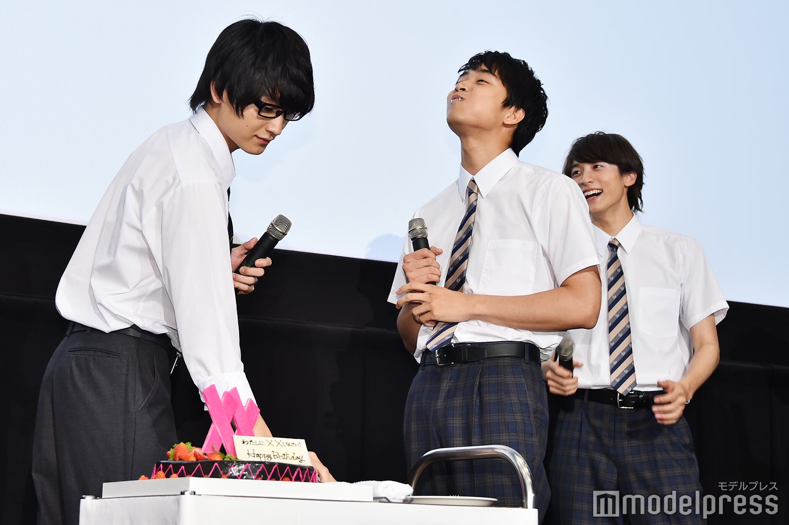 口いっぱいに頬張る佐藤寛太に金子大地「か～わいっ」（C）モデルプレス