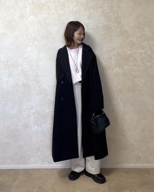 ユニクロスムースコットンクルーネックセーターとアイボリースラックスとロングコートコーデ