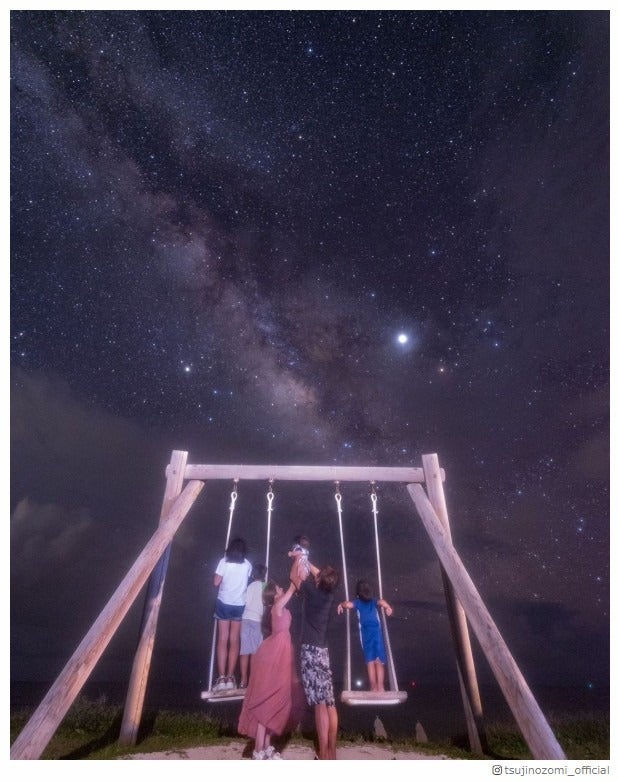 辻希美、満点星空の下での家族写真公開「綺麗」「理想の家族」と反響