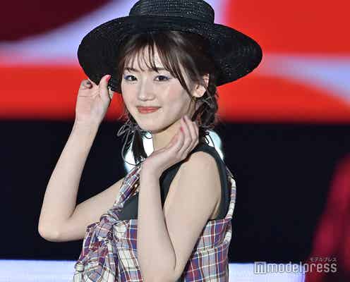 日向坂46佐々木美玲、ノースリーブの夏全開ルック ブルーラインで涼し気な目元<GirlsAward 2022 S/S>