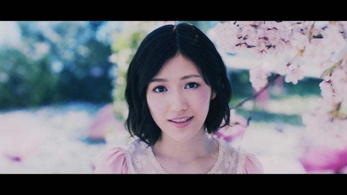 渡辺麻友「前触れ」MVより (C)AKS