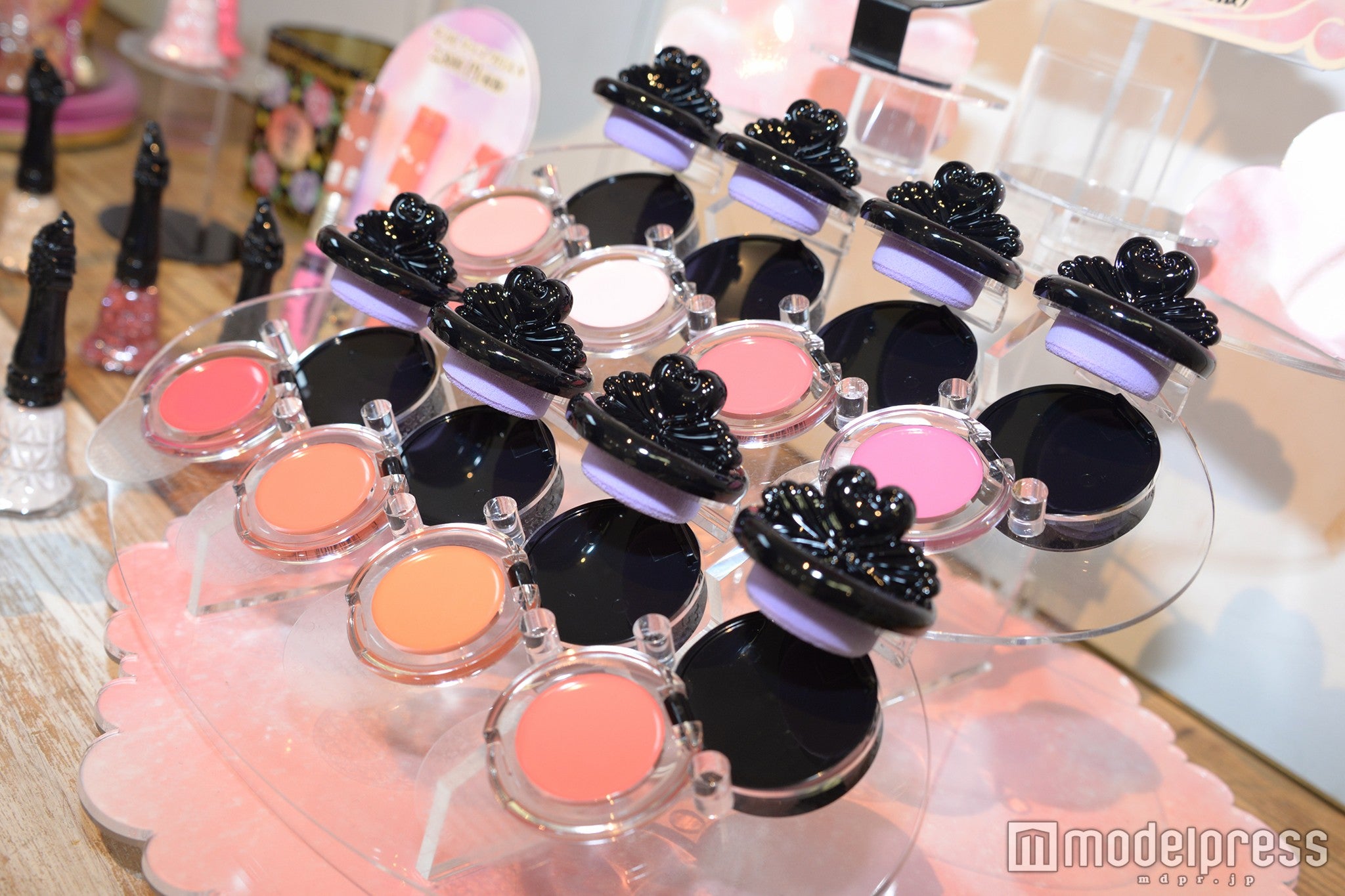 「ANNA SUI COSMETICS（アナ スイ コスメティックス）」春の新作「クリーム チーク カラー」（C)モデルプレス