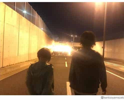 山崎賢人&土屋太鳳、後ろ姿2ショット公開 “5年前の12月10日”との繋がりにファン感激「けんたお尊い」「エモすぎる」