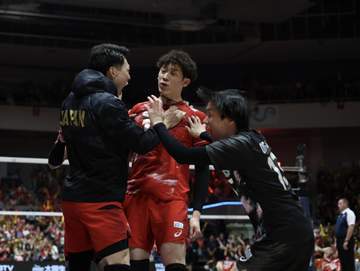 苦しんだ石川祐希、最後は決めた！「自分は今日に関しては頼りなかった」イランの高さに度重なる被ブロックに自虐も勝負所で大仕事 第2セットラストに圧巻サービスエースも
