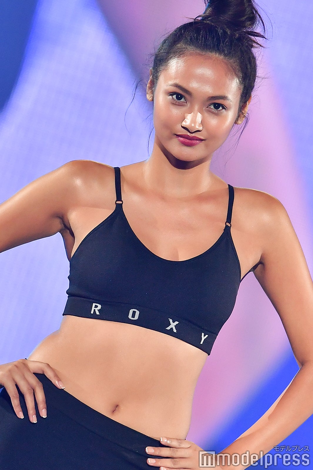 “驚異の10頭身”香川沙耶、ボディラインあらわ 圧巻ランウェイ＜神コレ2018A／W＞