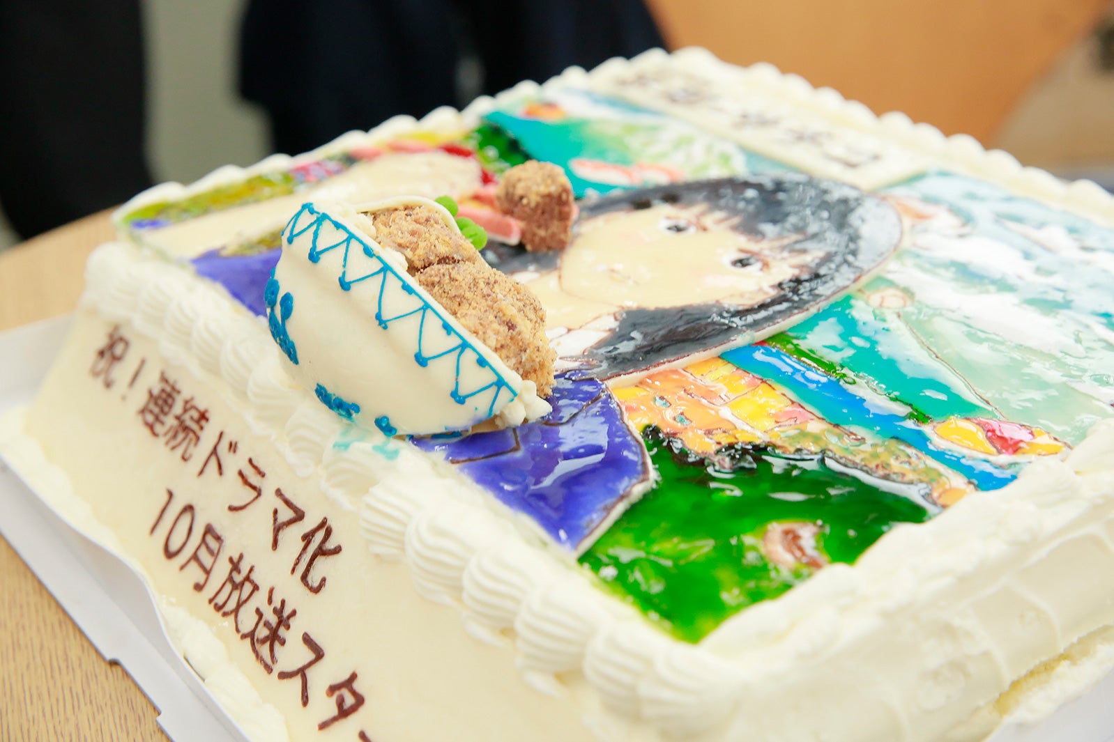 サプライズ登場したケーキ（C）阿部潤・小学館／「忘却のサチコ」製作委員会