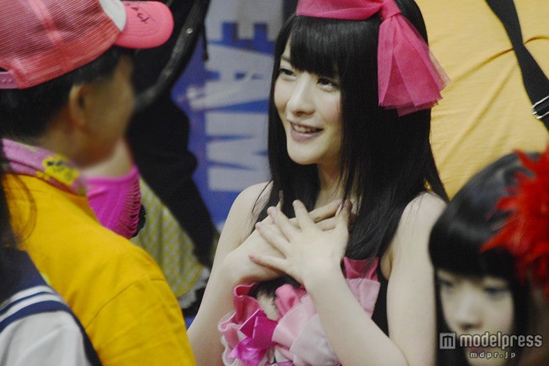 ファンと目を合わせる神谷えりな