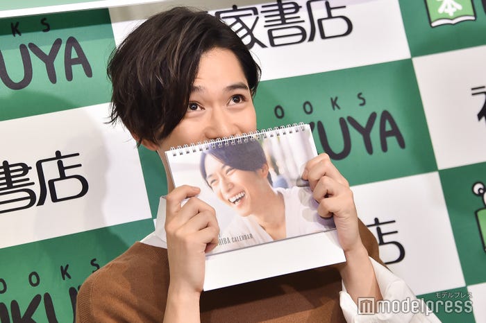 カレンダーから“ひょっこり”のぞく千葉雄大 (C)モデルプレス