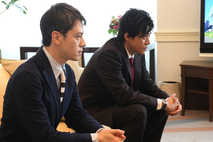 ウエンツ瑛士、小栗旬(C)TBS