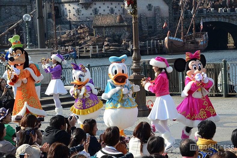 「カラフルホリデー・グリーティング」（左から）グーフィー、デイジー、ドナルド、ミニー