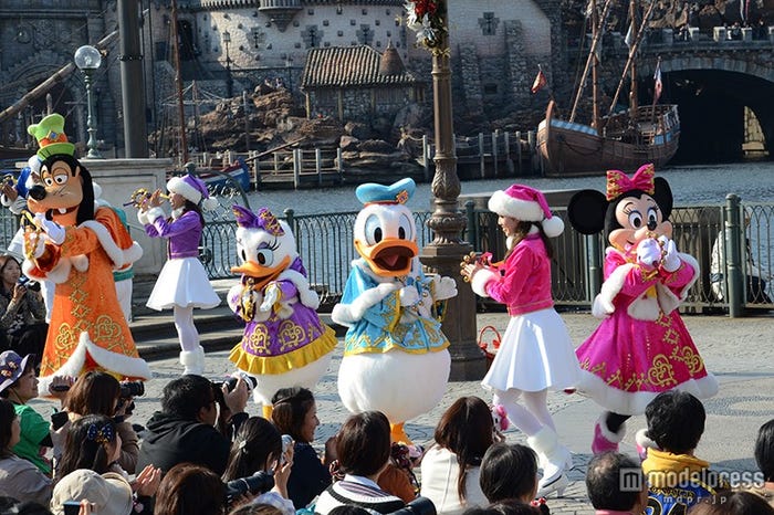 「カラフルホリデー・グリーティング」(左から)グーフィー、デイジー、ドナルド、ミニー