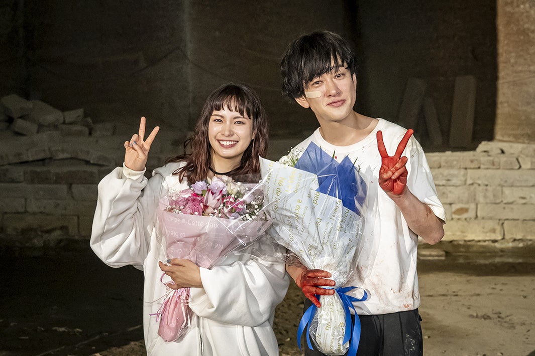 SUPER EIGHT横山裕＆関水渚、揃ってクランクアップ「横山さんが磯貝さんでなかったら、頑張れなかった」【今夜もシリアルキラーと待ち合わせ】