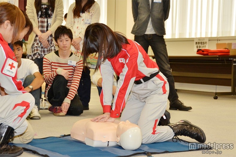 心臓マッサージを行う島崎遥香