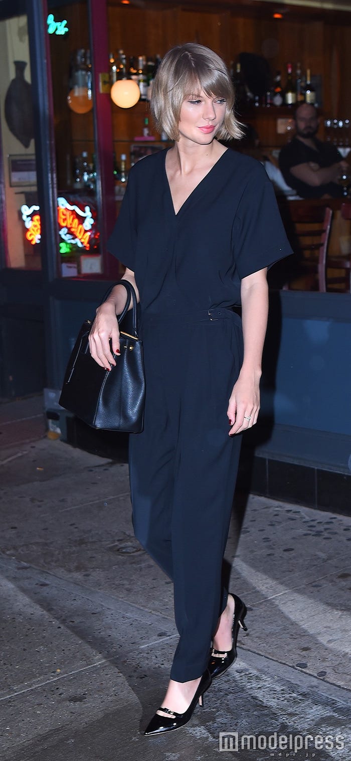 ネイビー×コーラルピンクのリップでガーリーな印象/photo:Getty Images