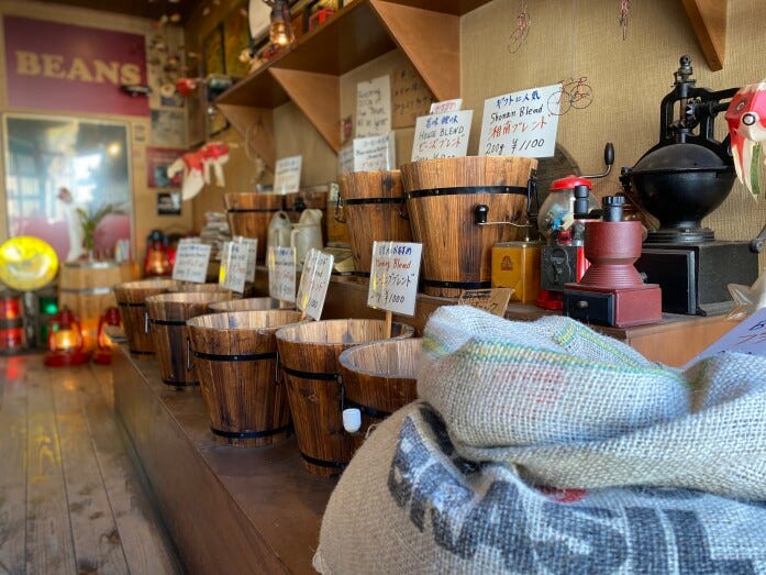 ズラリと並んだ樽の中から好きな豆を選ぶのも楽しい