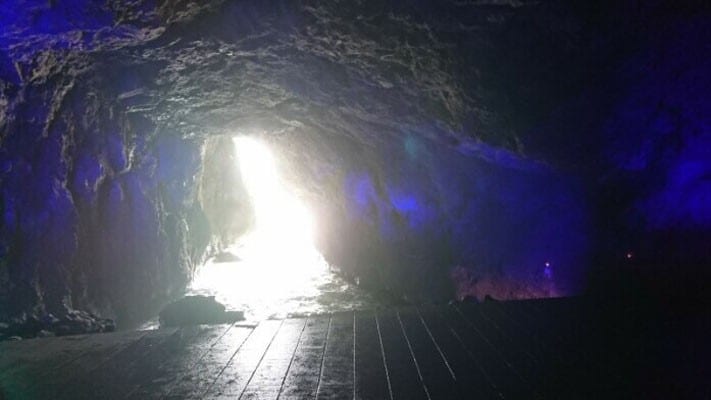 聖域の岬(珠洲岬)にある青の洞窟。海への切れ目から差し込む外の光と洞窟全体を照らす青い光が幻想的です(2019年7月撮影)
