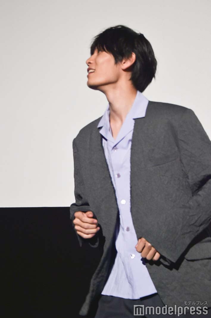 清居が教室に入ってきた瞬間の平良／萩原利久 （C）モデルプレス