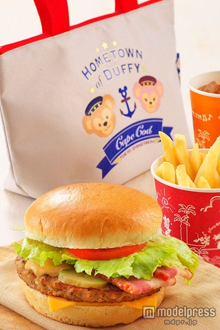 ブルーリボンセット、スーベニアランチケース付き(1980円)/(C)Disney