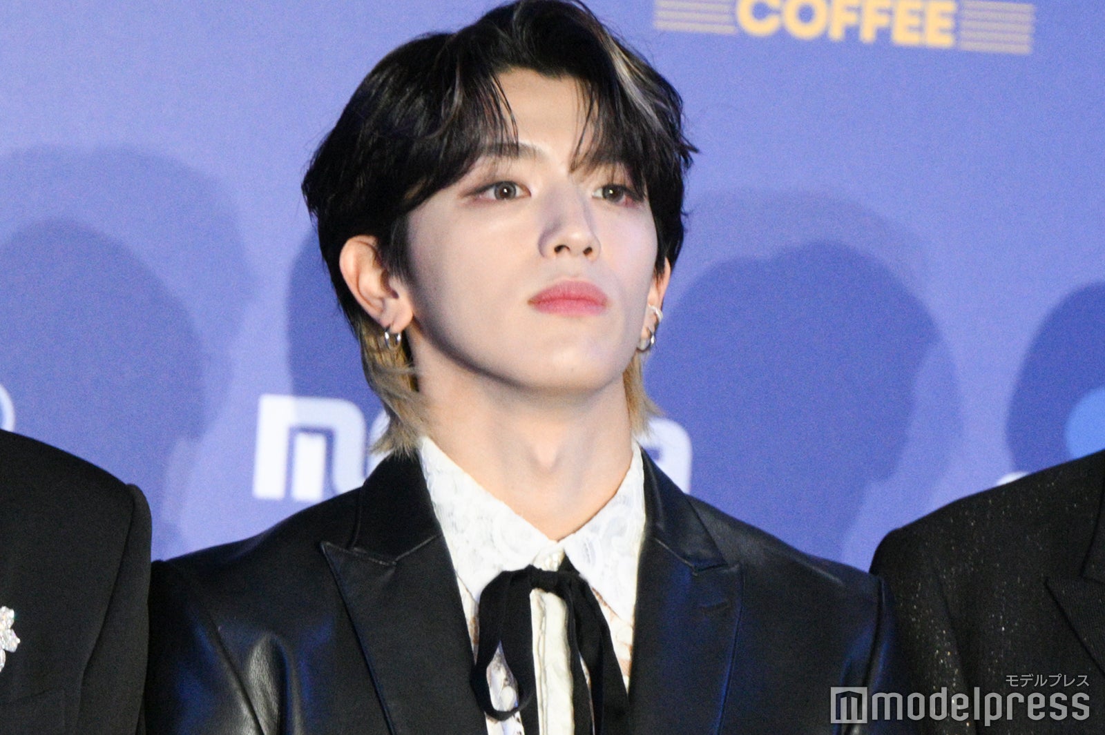 リボンタイを合わせる高塚大夢（C）モデルプレス