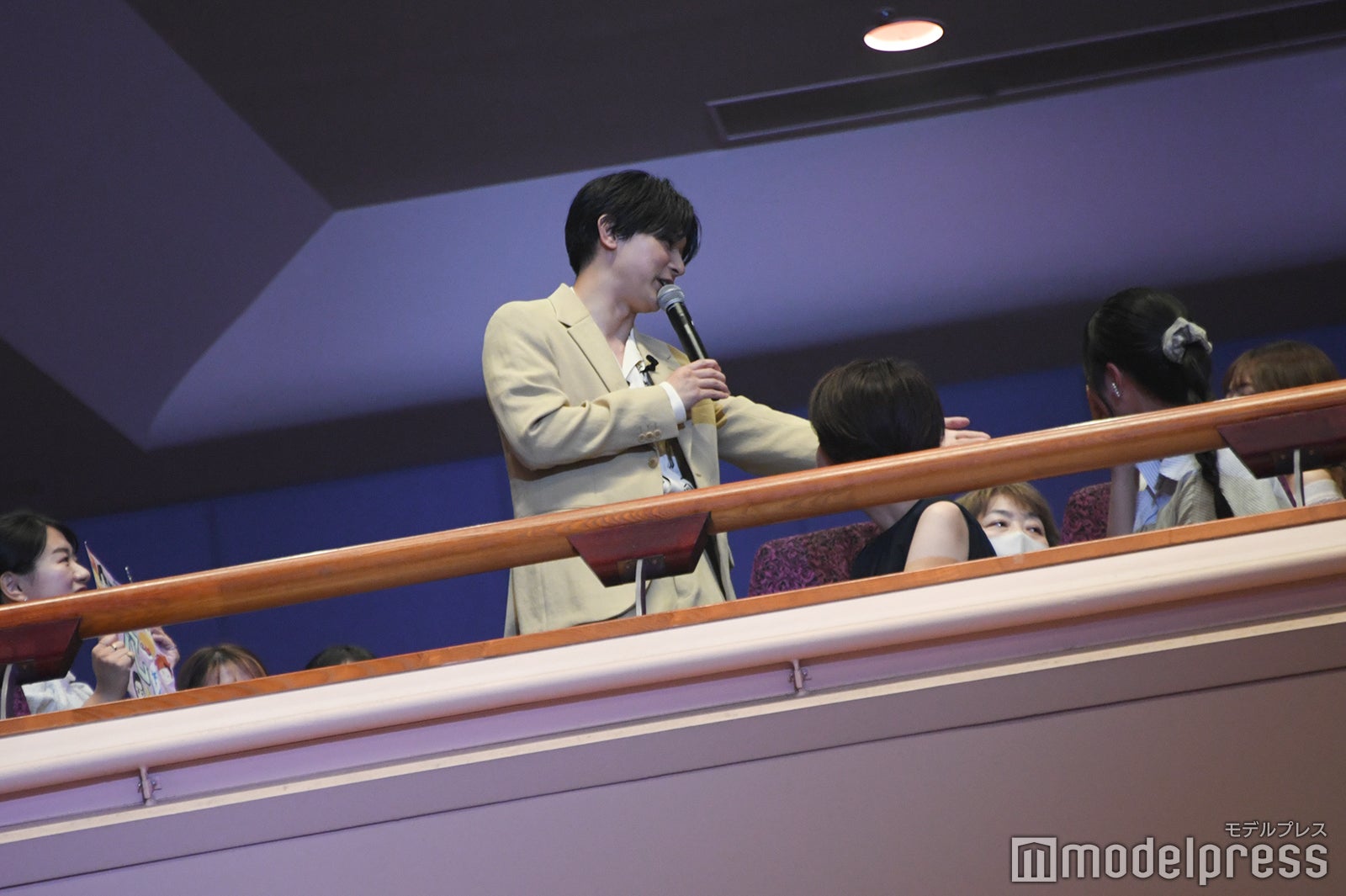 当選したファンへ手渡しでムビチケをプレゼントする吉沢亮（C）モデルプレス