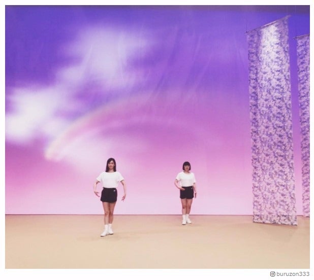 ブルゾンちえみ＆水川あさみが体操着で“鎖骨体操”　シュールさが話題「振りきってる」「笑いが止まらない」