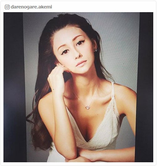 ダレノガレ明美、谷間チラ見せ“ナチュラル ”ショットで魅了