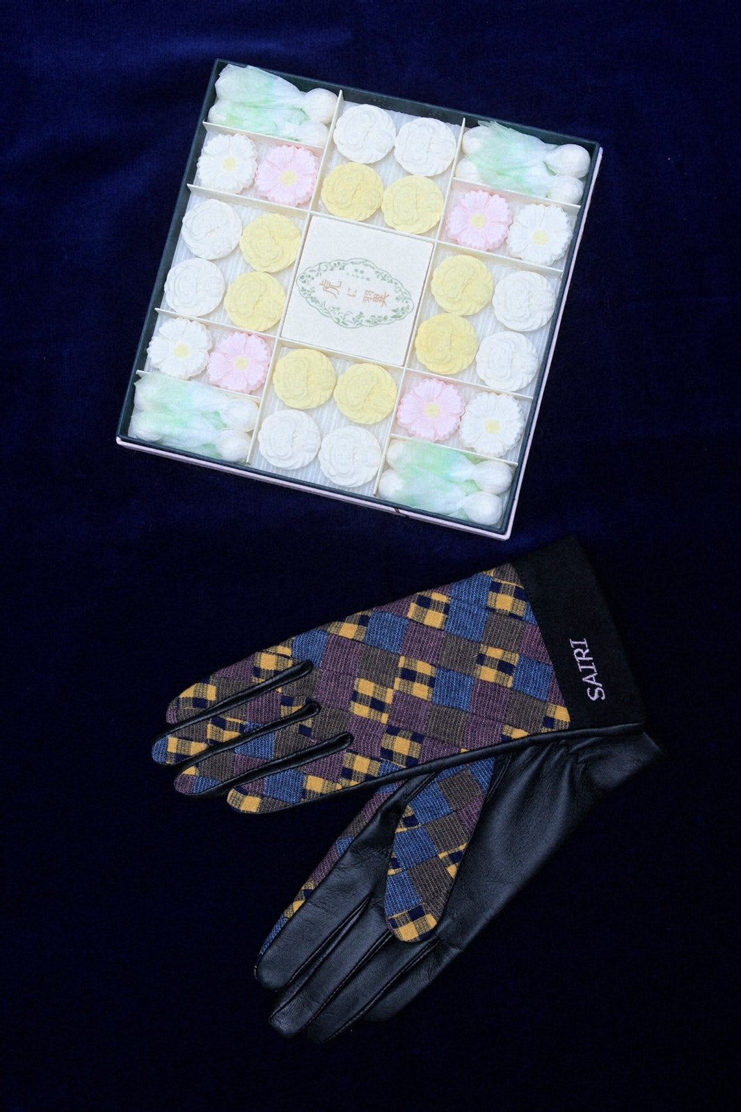 東かがわ市の讃岐和三盆と手袋（C）NHK