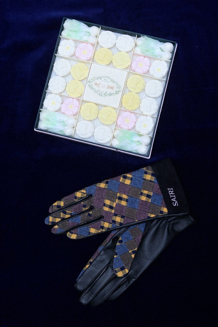 東かがわ市の讃岐和三盆と手袋(C)NHK