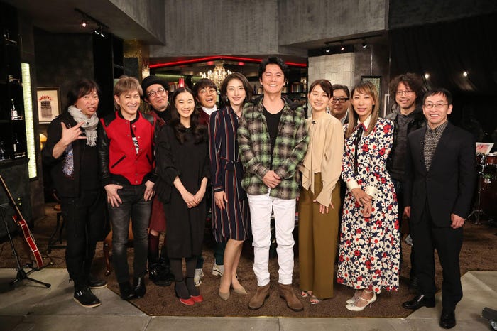 『「天海祐希・石田ゆり子のスナックあけぼの橋」×福山雅治「ウタフクヤマ」合体新年会SP』より(C)フジテレビ