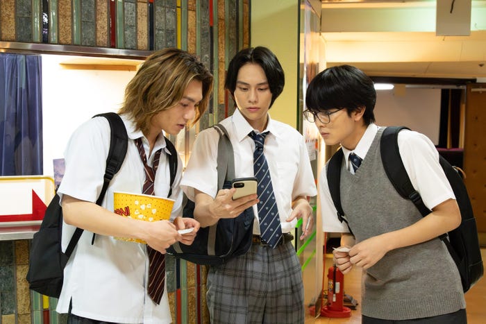 (左から)松田元太、山下幸輝、柏木悠「ビリオン×スクール」第9話より(C)フジテレビ